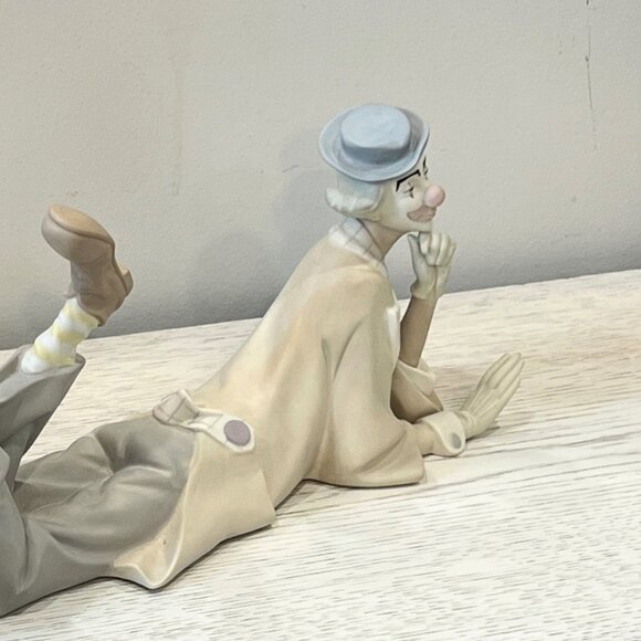 Lladro Clown with Beach Ball #4618 Retired Figurine 14 1/4" long Matte Finish - Picture 4 of 11